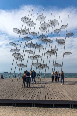 Thessaloniki, Yunanistan - 30 Eylül 2017: Şemsiye altında kişi içinde şehir, Selanik, Yunanistan heykel