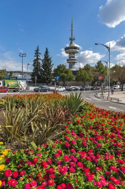 Thessaloniki, Yunanistan - 30 Eylül 2017: Ote Tower ve çiçekler önünde yılında şehrin Thessaloniki, Yunanistan