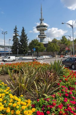 Thessaloniki, Yunanistan - 30 Eylül 2017: Ote Tower ve çiçekler önünde yılında şehrin Thessaloniki, Yunanistan