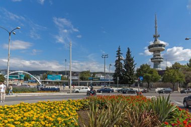Thessaloniki, Yunanistan - 30 Eylül 2017: Ote Tower ve çiçekler önünde yılında şehrin Thessaloniki, Yunanistan