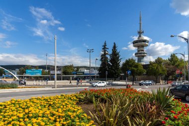 Thessaloniki, Yunanistan - 30 Eylül 2017: Ote Tower ve çiçekler önünde yılında şehrin Thessaloniki, Yunanistan