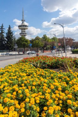 Thessaloniki, Yunanistan - 30 Eylül 2017: Ote Tower ve çiçekler önünde yılında şehrin Thessaloniki, Yunanistan