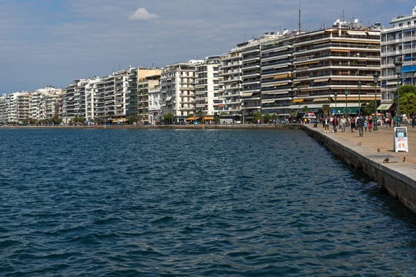 THESSALONIKI, GRECIA - 30 DE SEPTIEMBRE DE 2017: Increíble vista del terraplén de la ciudad de Salónica, Grecia — Foto de Stock