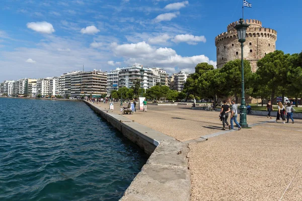 Thessaloniki, Yunanistan - 30 Eylül 2017: Beyaz Kule'ye şehir Selanik, Yunanistan ın görünümünü şaşırtıcı