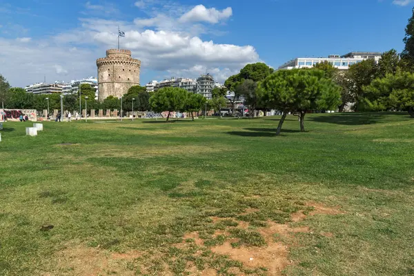 Thessaloniki, Yunanistan - 30 Eylül 2017: Beyaz Kule'ye şehir Selanik, Yunanistan ın görünümünü şaşırtıcı