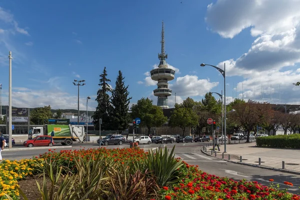 Thessaloniki, Yunanistan - 30 Eylül 2017: Ote Tower ve çiçekler önünde yılında şehrin Thessaloniki, Yunanistan