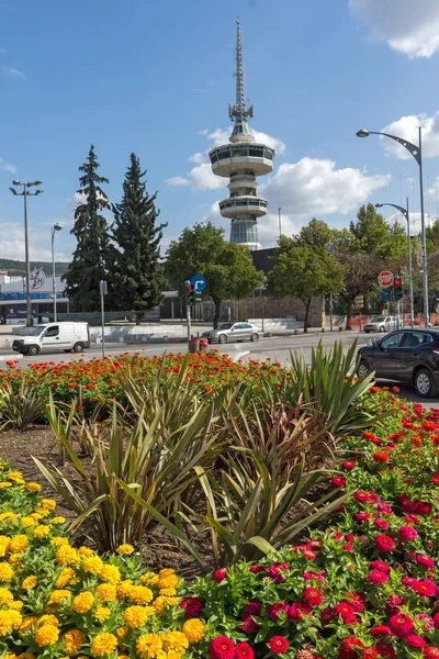 Thessaloniki, Yunanistan - 30 Eylül 2017: Ote Tower ve çiçekler önünde yılında şehrin Thessaloniki, Yunanistan