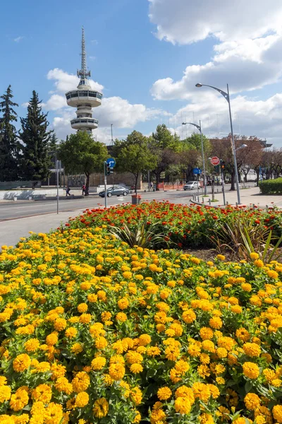 Thessaloniki, Yunanistan - 30 Eylül 2017: Ote Tower ve çiçekler önünde yılında şehrin Thessaloniki, Yunanistan