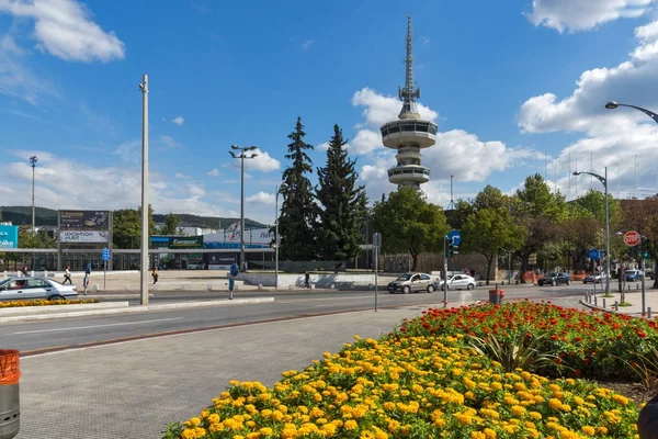 Thessaloniki, Yunanistan - 30 Eylül 2017: Ote Tower ve çiçekler önünde yılında şehrin Thessaloniki, Yunanistan