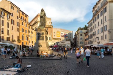 Roma, İtalya - 22 Haziran 2017: Campo de Fiori Roma, şaşırtıcı günbatımı görünümünü