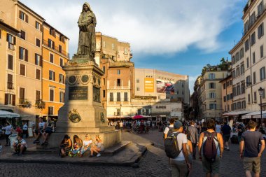 Roma, İtalya - 22 Haziran 2017: Campo de Fiori Roma, şaşırtıcı günbatımı görünümünü