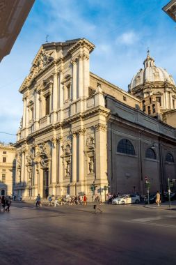 Rome, İtalya - 22 Haziran 2017: Şaşırtıcı günbatımı manzarası Chiesa Sant Andrea della Valle, Roma