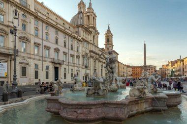 Rome, İtalya - 22 Haziran 2017: Şaşırtıcı günbatımı manzarası Piazza Navona, Roma şehir