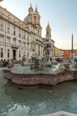 Rome, İtalya - 22 Haziran 2017: Şaşırtıcı günbatımı manzarası Piazza Navona, Roma şehir