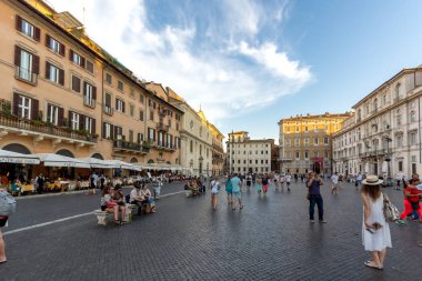 Rome, İtalya - 22 Haziran 2017: Şaşırtıcı günbatımı manzarası Piazza Navona, Roma şehir