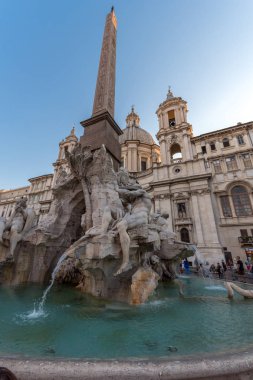 Rome, İtalya - 22 Haziran 2017: Şaşırtıcı günbatımı manzarası Piazza Navona, Roma şehir