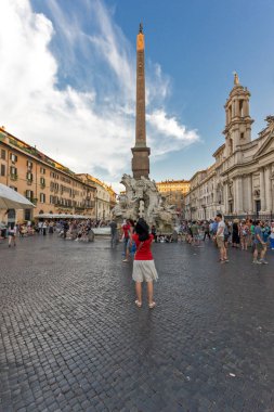 Rome, İtalya - 22 Haziran 2017: Şaşırtıcı günbatımı manzarası Piazza Navona, Roma şehir