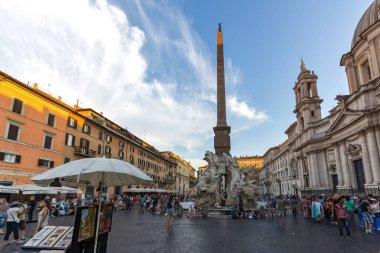 Rome, İtalya - 22 Haziran 2017: Şaşırtıcı günbatımı manzarası Piazza Navona, Roma şehir