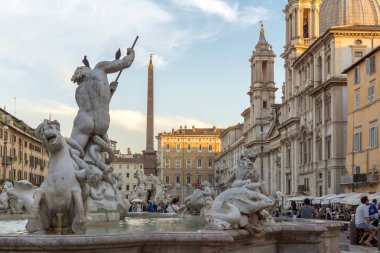 Rome, İtalya - 22 Haziran 2017: Şaşırtıcı günbatımı manzarası Piazza Navona, Roma şehir
