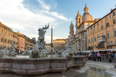 Rome, İtalya - 22 Haziran 2017: Şaşırtıcı günbatımı manzarası Piazza Navona, Roma şehir