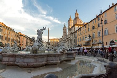 Rome, İtalya - 22 Haziran 2017: Şaşırtıcı günbatımı manzarası Piazza Navona, Roma şehir