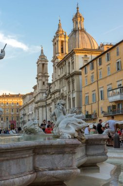 Rome, İtalya - 22 Haziran 2017: Şaşırtıcı günbatımı manzarası Piazza Navona, Roma şehir