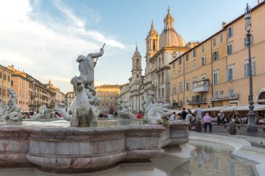 Rome, İtalya - 22 Haziran 2017: Şaşırtıcı günbatımı manzarası Piazza Navona, Roma şehir