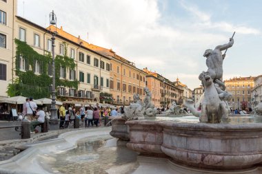 Rome, İtalya - 22 Haziran 2017: Şaşırtıcı günbatımı manzarası Piazza Navona, Roma şehir