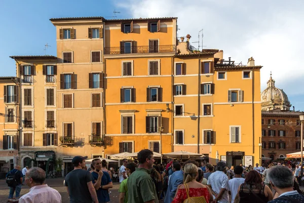 ROMA, ITÁLIA - JUNHO 22, 2017: Espantosa vista do pôr-do-sol do Campo de Fiori na cidade de Roma — Fotografia de Stock