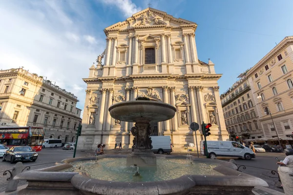 Rom, Italien - 22 juni 2017: Fantastisk solnedgång utsikt över Chiesa Sant Andrea della Valle i Rom — Stockfoto