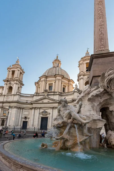 Rome, İtalya - 22 Haziran 2017: Şaşırtıcı günbatımı manzarası Piazza Navona, Roma şehir