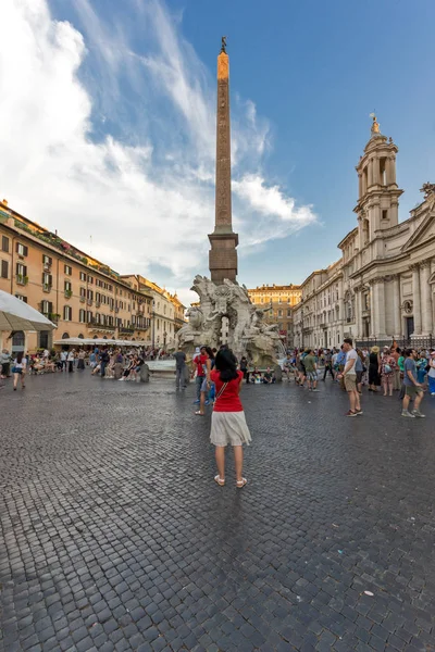 Rome, İtalya - 22 Haziran 2017: Şaşırtıcı günbatımı manzarası Piazza Navona, Roma şehir