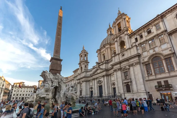 Rome, İtalya - 22 Haziran 2017: Şaşırtıcı günbatımı manzarası Piazza Navona, Roma şehir