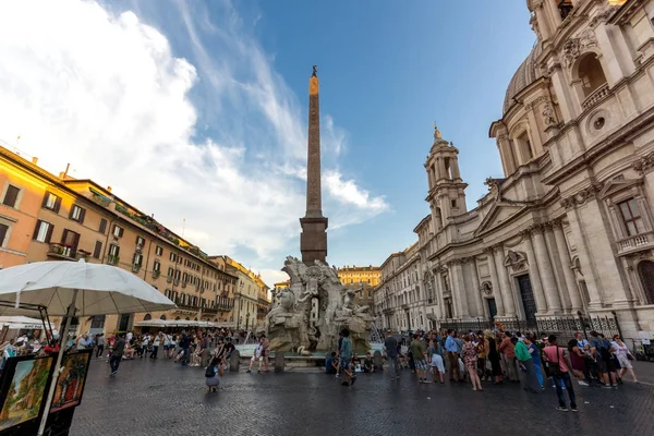 Rome, İtalya - 22 Haziran 2017: Şaşırtıcı günbatımı manzarası Piazza Navona, Roma şehir