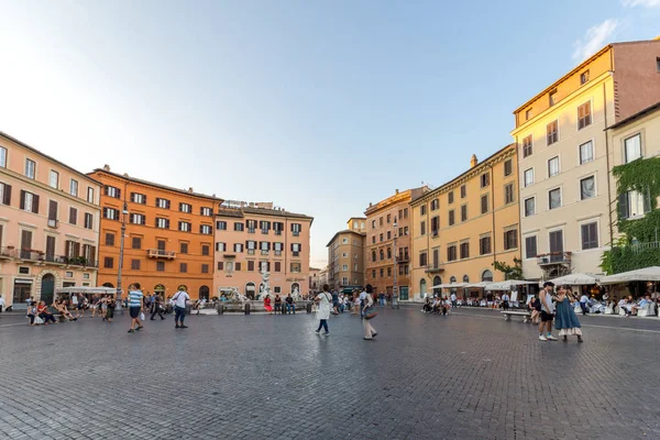 Rome, İtalya - 22 Haziran 2017: Şaşırtıcı günbatımı manzarası Piazza Navona, Roma şehir