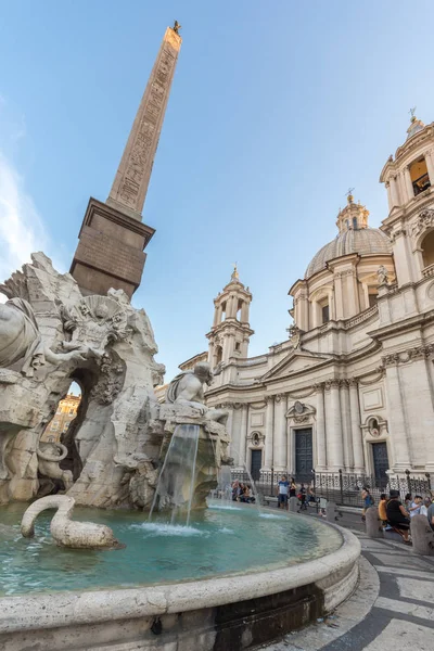Rome, İtalya - 22 Haziran 2017: Şaşırtıcı günbatımı manzarası Piazza Navona, Roma şehir