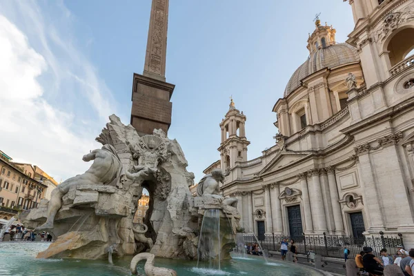Rome, İtalya - 22 Haziran 2017: Şaşırtıcı günbatımı manzarası Piazza Navona, Roma şehir