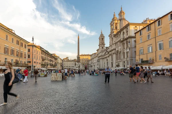 Rome, İtalya - 22 Haziran 2017: Şaşırtıcı günbatımı manzarası Piazza Navona, Roma şehir