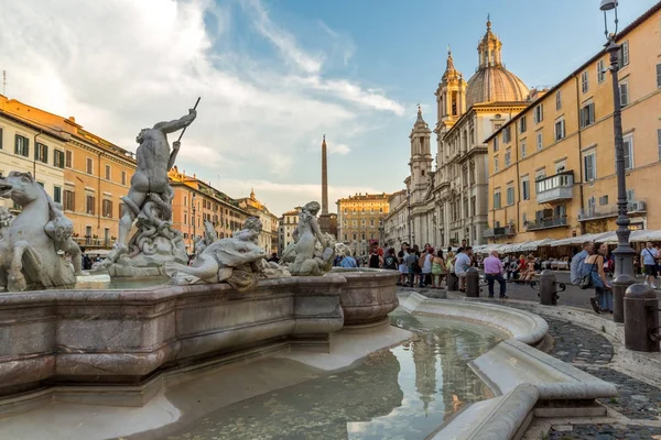 ROMA, ITALIA - 22 DE JUNIO DE 2017: Increíble vista al atardecer de Piazza Navona en la ciudad de Roma — Foto de Stock