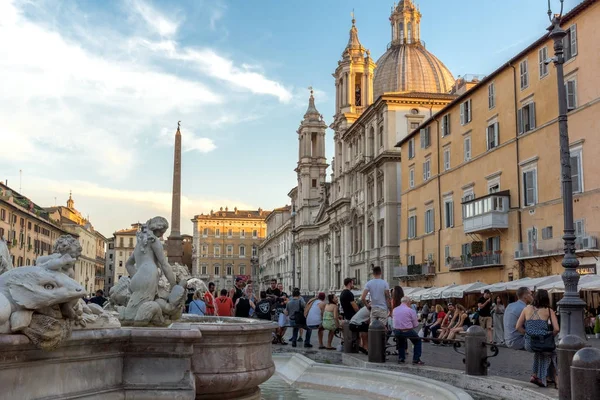 Rome, İtalya - 22 Haziran 2017: Şaşırtıcı günbatımı manzarası Piazza Navona, Roma şehir