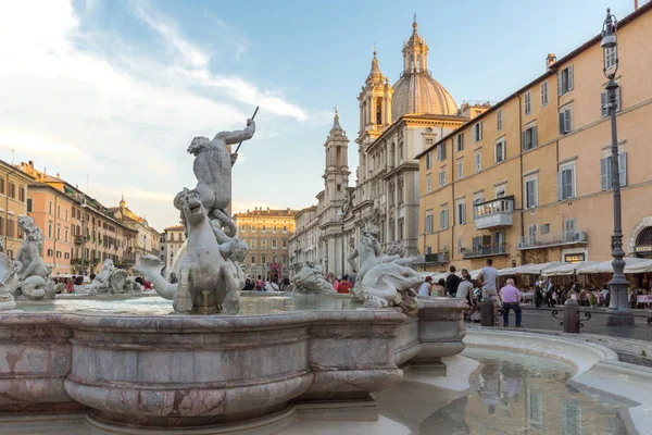 Rome, İtalya - 22 Haziran 2017: Şaşırtıcı günbatımı manzarası Piazza Navona, Roma şehir