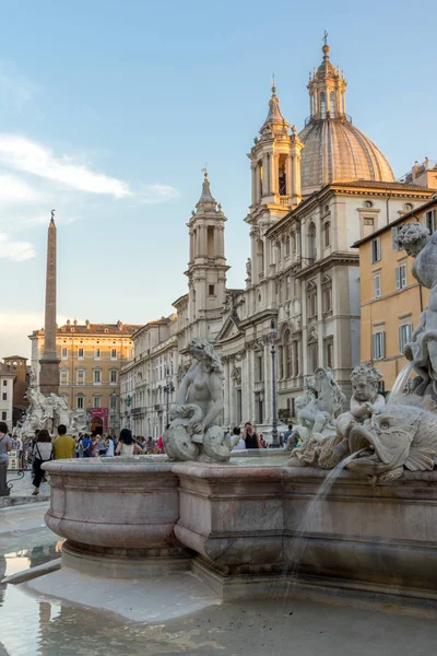 Rome, İtalya - 22 Haziran 2017: Şaşırtıcı günbatımı manzarası Piazza Navona, Roma şehir