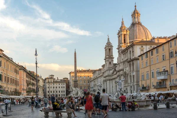 Rome, İtalya - 22 Haziran 2017: Şaşırtıcı günbatımı manzarası Piazza Navona, Roma şehir