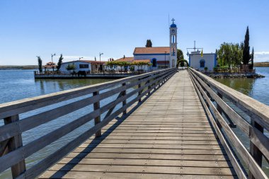 Ortodoks Saint Nicholas Monastery yakınındaki şehir Xanthi, Yunanistan Porto Lagos iki ada üzerinde yer alan