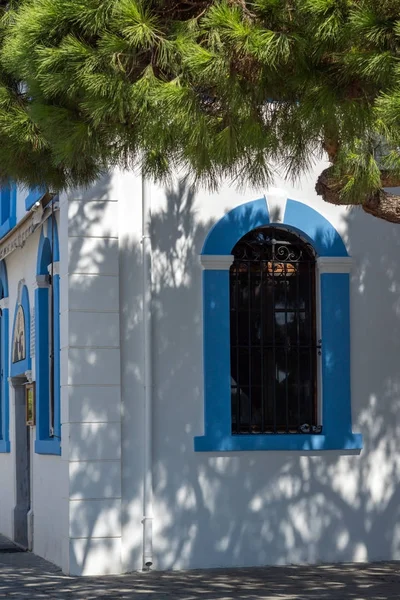 Biara Santo Nikolas Ortodoks terletak di dua pulau di Porto Lagos dekat kota Xanthi, Yunani — Stok Foto