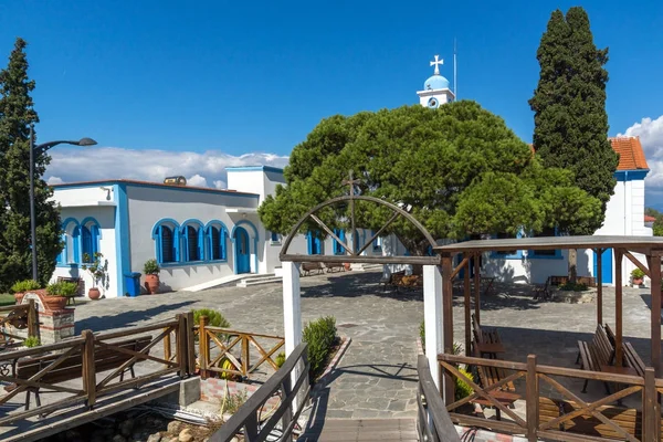 Ortodoks Saint Nicholas Monastery yakınındaki şehir Xanthi, Yunanistan Porto Lagos iki ada üzerinde yer alan — Stok fotoğraf