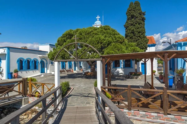 Ortodoks Saint Nicholas Monastery yakınındaki şehir Xanthi, Yunanistan Porto Lagos iki ada üzerinde yer alan — Stok fotoğraf