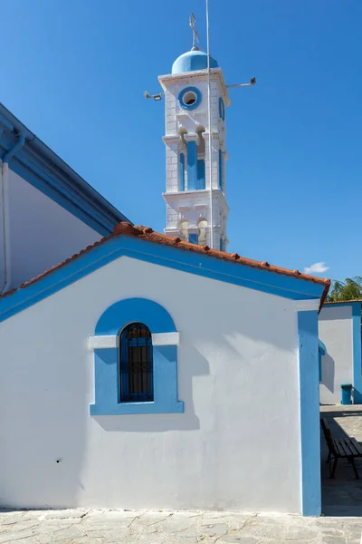 Mosteiro Ortodoxo de São Nicolau localizado em duas ilhas em Porto Lagos, perto da cidade de Xanthi, Grécia — Fotografia de Stock
