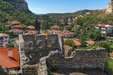 Kum Piramitler, kalıntıları, Ortaçağ Kalesi ve Panorama Melnik kasaba, Blagoevgrad bölge için