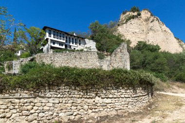 Eski evler, kum piramitler ve kasaba Melnik, Blagoevgrad bölge Saint Barbara Kilisesi kalıntıları